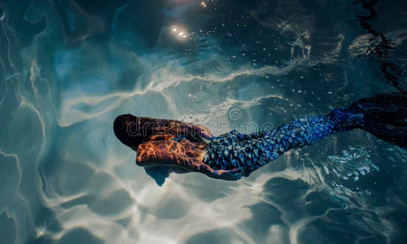 Donna Con Una Sirena Nuotata E Immersa Sott'acqua Fotografia Stock -  Immagine di oceano, corpo: 240843154