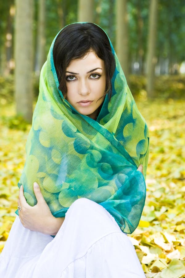 Donna coperta dal foulard.