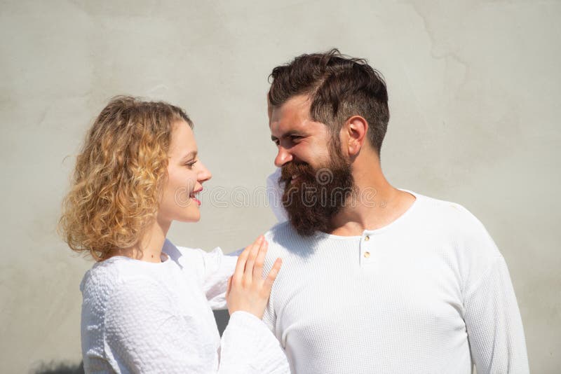 Donna cornea appassionata con fare sesso ritenente di piacere dell'amante Coppie affettuose che accarezzano adorandosi Coppie fotografia stock Donna cornea appassionata con fare sesso ritenente di piacere dell'amante Coppie affettuose che accarezzano adorandosi Coppie fotografia stock