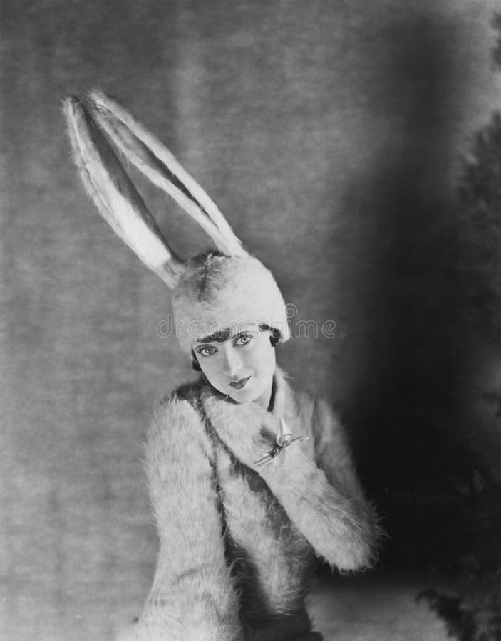 Donna in costume del coniglietto (tutte le persone rappresentate non sono vivente più lungo e nessuna proprietà esiste Garanzie d immagine stock libera da diritti Donna in costume del coniglietto (tutte le persone rappresentate non sono vivente più lungo e nessuna proprietà esiste Garanzie d immagine stock libera da diritti