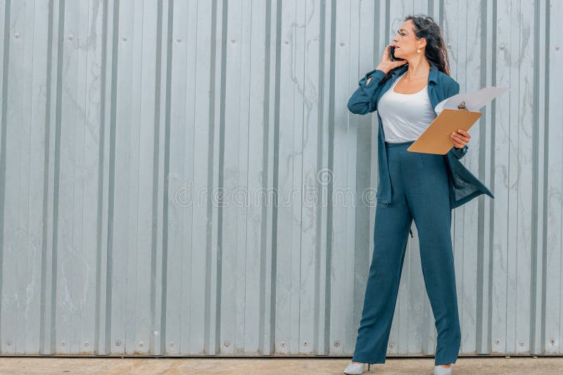 Donna d'affari all'aperto immagine stock