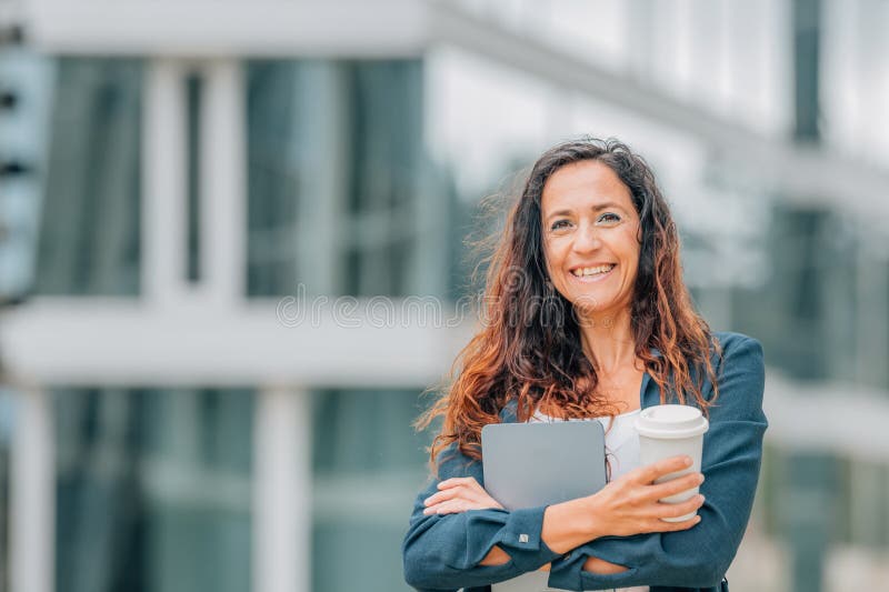 Donna d'affari all'aperto fotografia stock libera da diritti