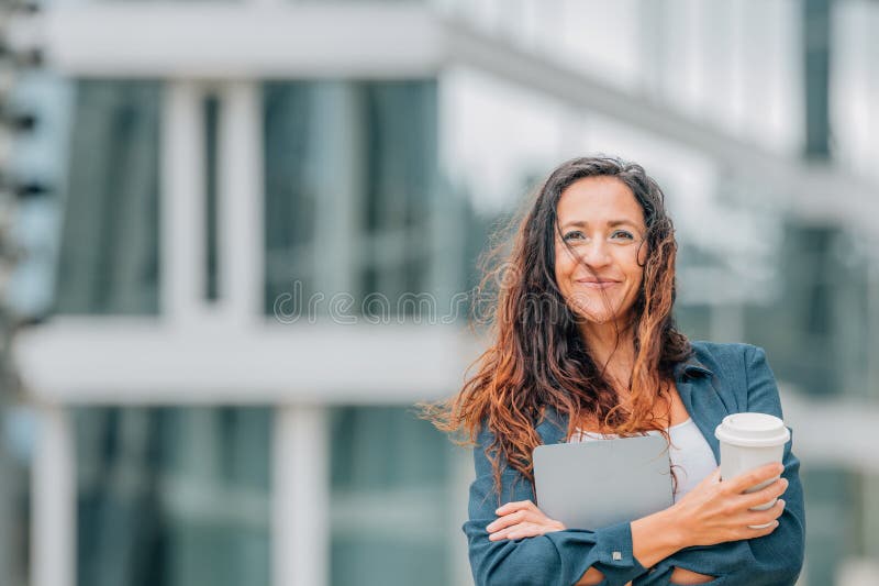 Donna d'affari all'aperto fotografia stock libera da diritti