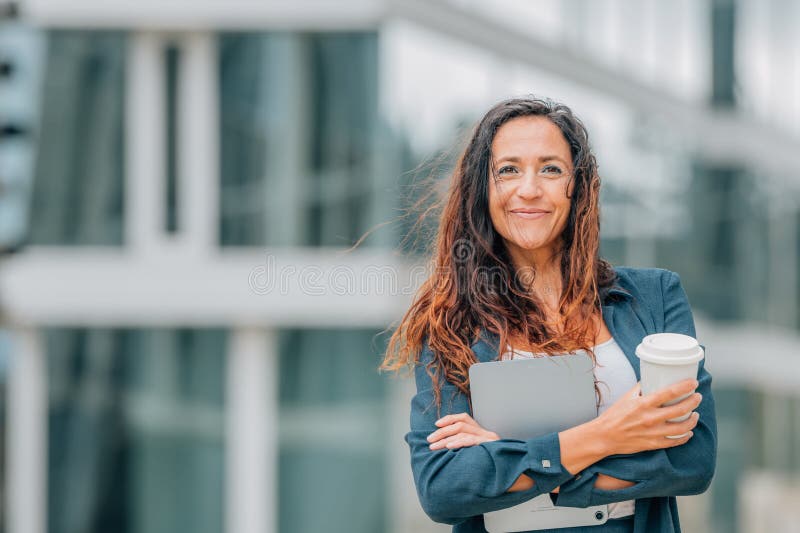 Donna d'affari all'aperto immagine stock