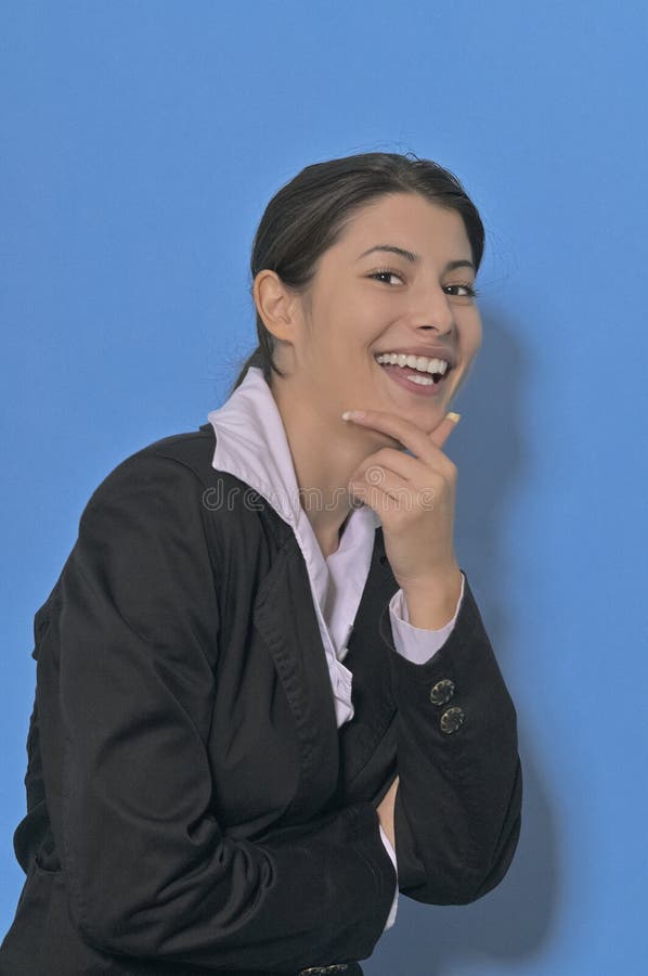Donna d'affari allegra con un sorriso fiducioso e un atteggiamento d'impresa positivo immagini stock