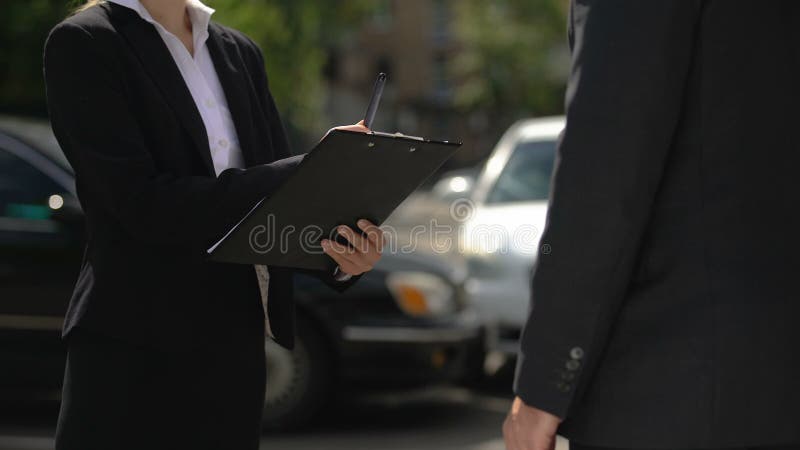 Donna d'affari che firma un contratto e stringe la mano al rivenditore d'auto, compra auto