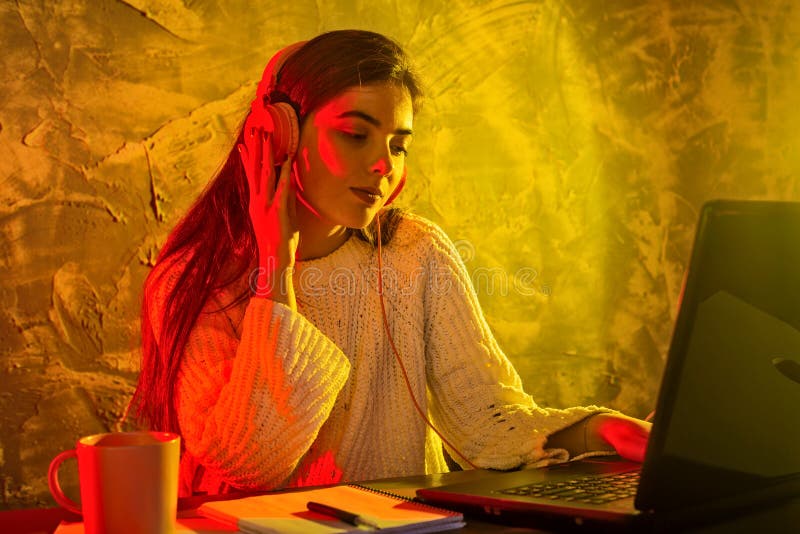 Donna d'affari che lavora su un computer portatile, situazione stressante immagine stock Donna d'affari che lavora su un computer portatile, situazione stressante immagine stock