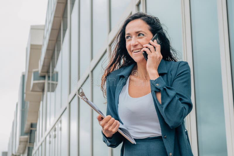Donna d'affari che parla al telefono cellulare immagine stock libera da diritti
