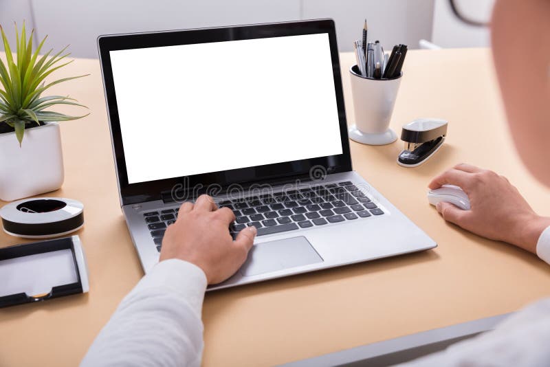 Donna d'affari che utilizza un portatile all'ufficio fotografia stock