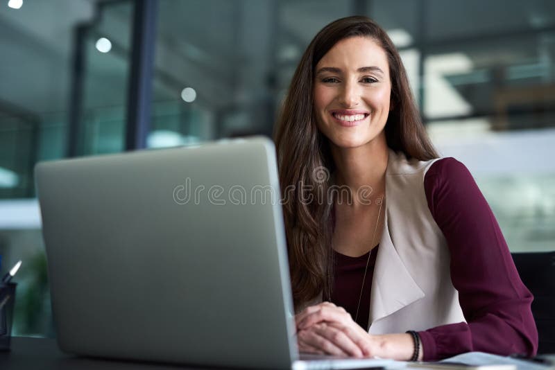 Donna d'affari felice e ritratto con laptop per email e connessione. computer e tecnologia per dipendenti immagine stock