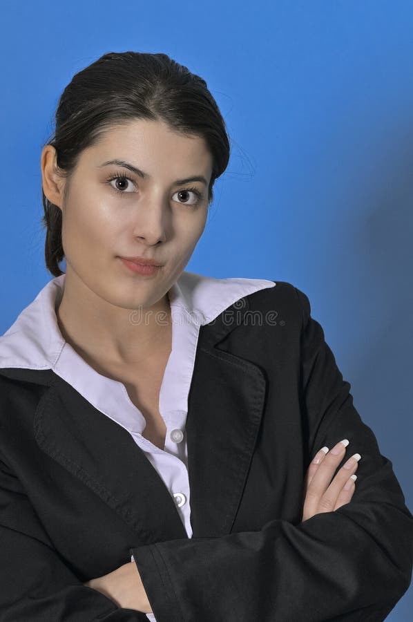 Donna d'affari fiduciosa con le braccia incrociate per una forte leadership e professionalità fotografia stock