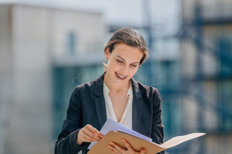Donna d'affari o dirigente con documenti in strada fotografia stock libera da diritti