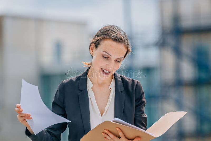 Donna d'affari o dirigente con documenti fotografia stock libera da diritti