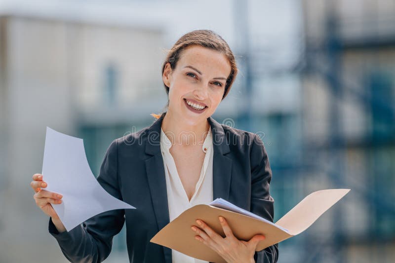 Donna d'affari o dirigente con documenti immagini stock