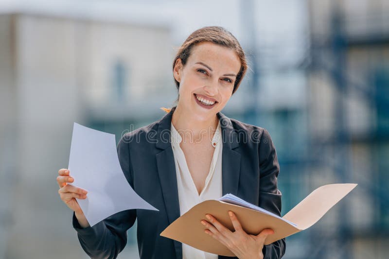 Donna d'affari o dirigente con documenti in strada fotografie stock libere da diritti