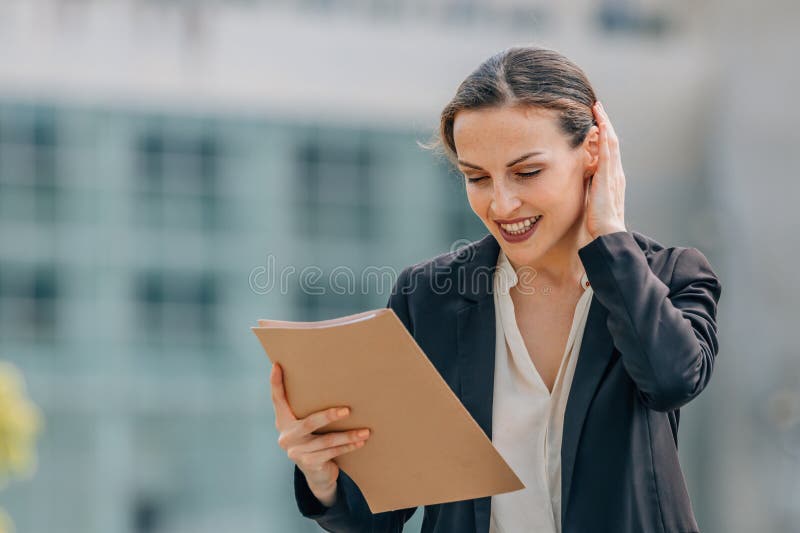 Donna d'affari o dirigente con documenti in strada immagine stock libera da diritti