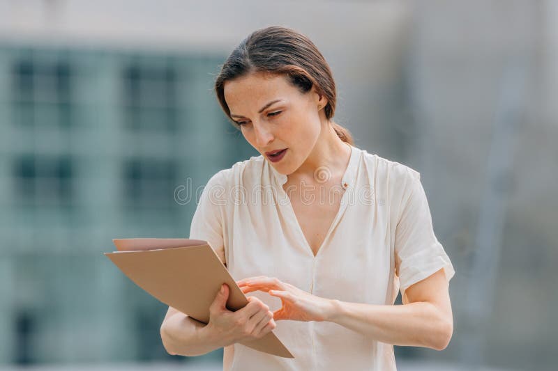 Donna d'affari o dirigente con documenti in strada fotografie stock libere da diritti