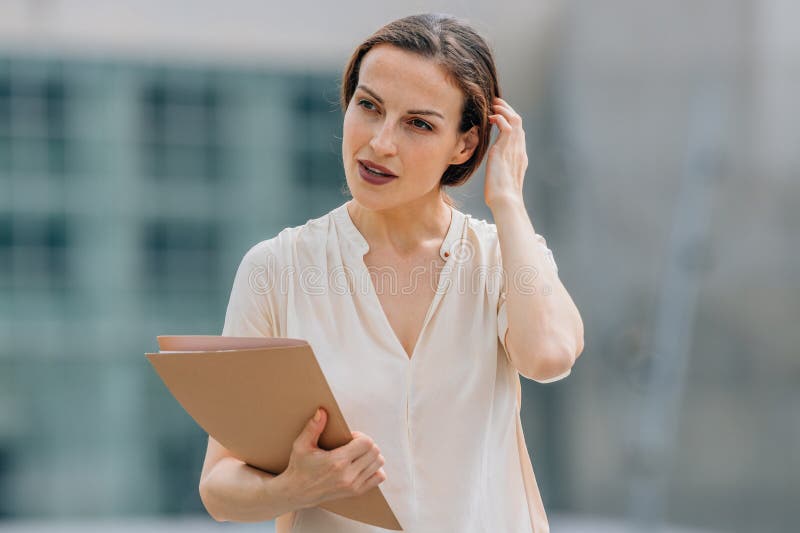 Donna d'affari o dirigente con documenti in strada immagine stock