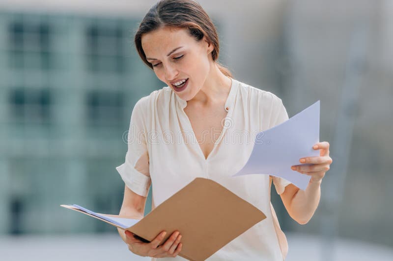 Donna d'affari o dirigente con documenti in strada fotografie stock
