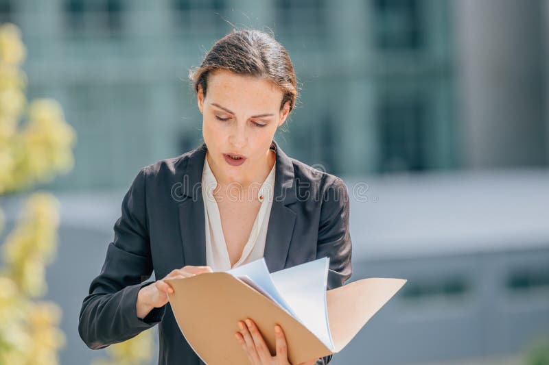 Donna d'affari o dirigente con documenti in strada fotografia stock libera da diritti