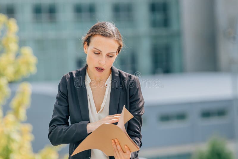 Donna d'affari o dirigente con documenti in strada fotografie stock