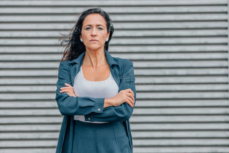 Donna d'affari o dirigente per strada immagine stock libera da diritti