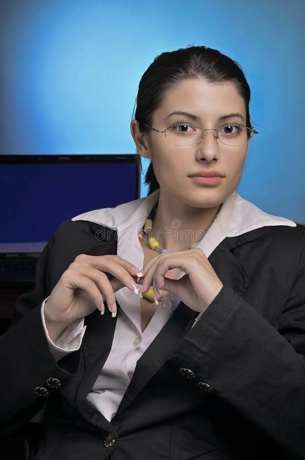 Donna d'affari in procinto di lavorare con fiducia fotografia stock libera da diritti