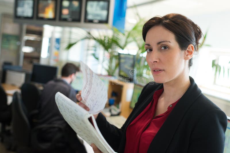 Donna d'affari seria in veste ufficiale che guarda la telecamera immagine stock libera da diritti