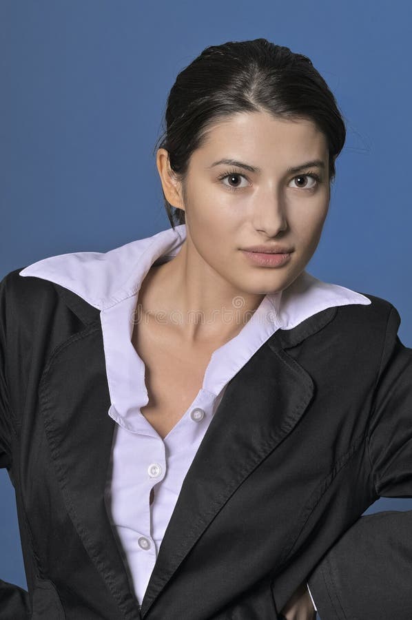 Donna d'affari sicura in un elegante ritratto professionale aziendale ndash con un aspetto moderno fotografia stock