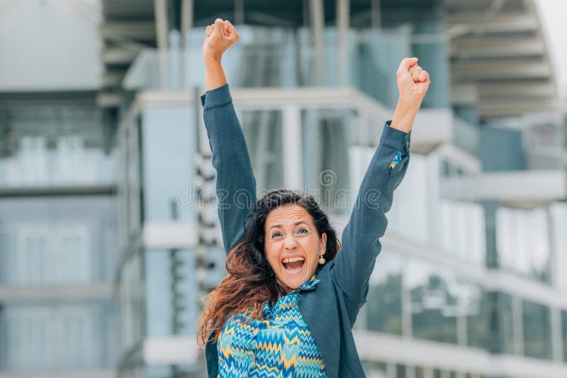 Donna d'affari sull'euforia di strada fotografia stock