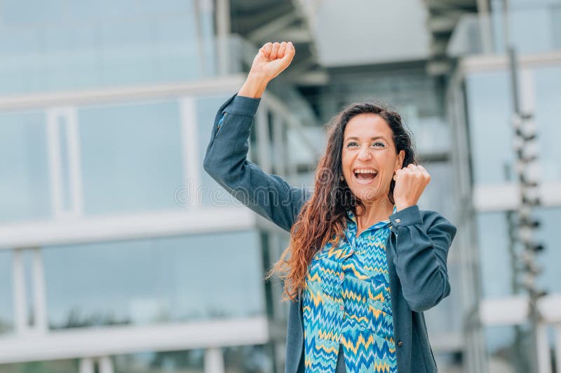 Donna d'affari sull'euforia di strada fotografie stock