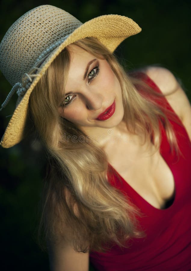 Donna dai capelli bionda con il cappello fotografia stock Donna dai capelli bionda con il cappello fotografia stock