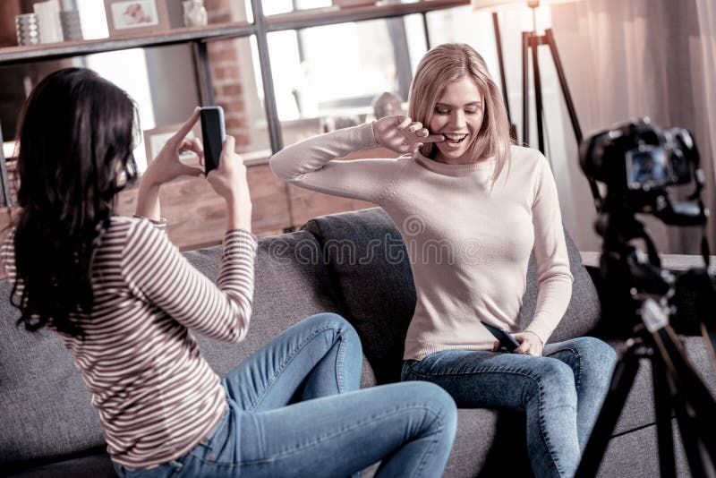 Donna dai capelli lunghi che fotografa il suo amico fotografie stock libere da diritti Donna dai capelli lunghi che fotografa il suo amico fotografie stock libere da diritti
