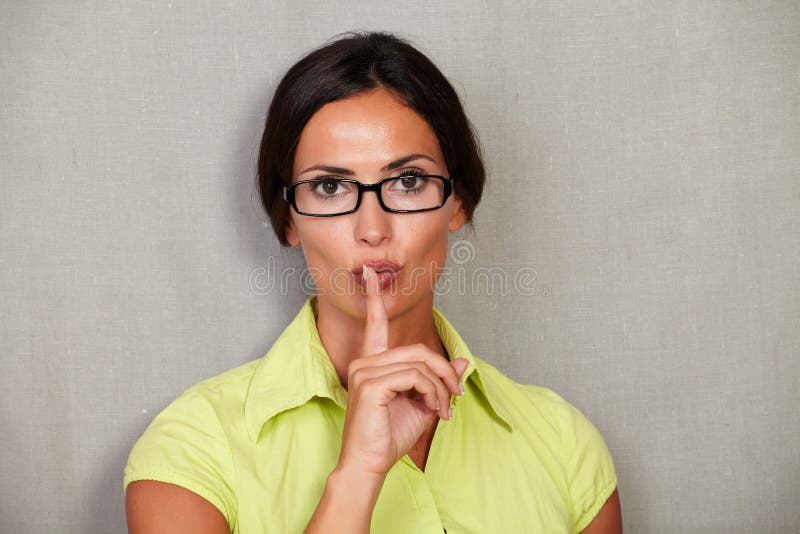 Donna dei capelli diritti che vi invia silenzioso fotografia stock Donna dei capelli diritti che vi invia silenzioso fotografia stock