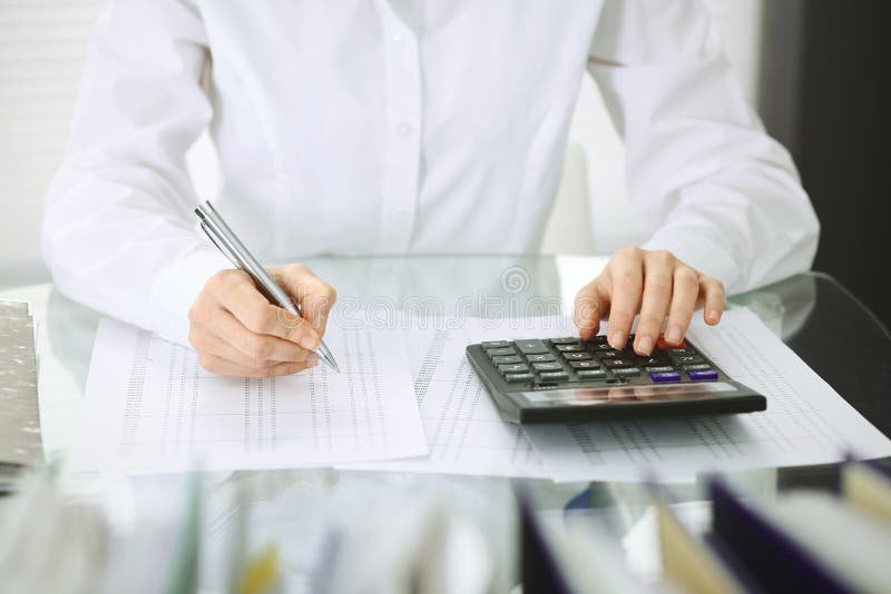Donna del contabile o ispettore finanziario che stendere rapporto, calcolatore o controllante equilibrio, primo piano Affare, ver immagine stock Donna del contabile o ispettore finanziario che stendere rapporto, calcolatore o controllante equilibrio, primo piano Affare, ver immagine stock