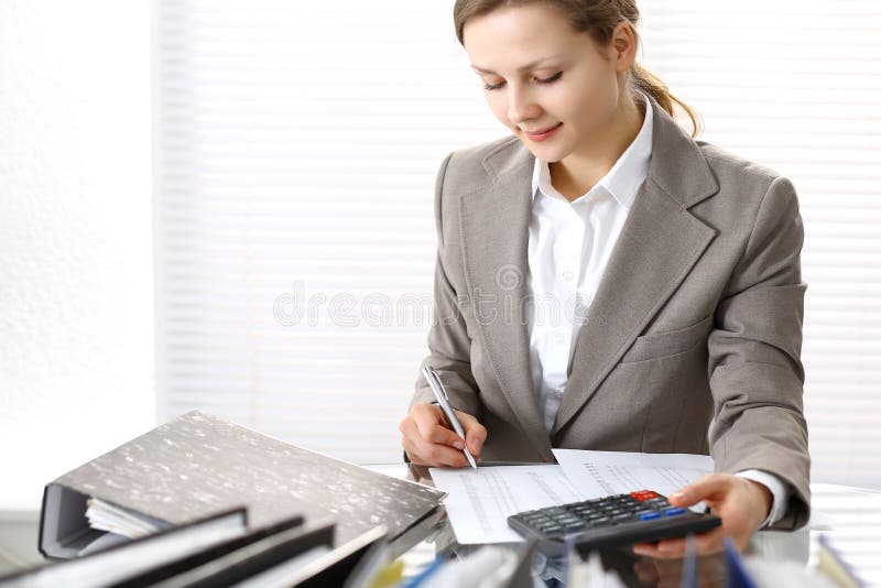 Donna del contabile o ispettore finanziario che stendere rapporto, calcolatore o controllante equilibrio Ritratto di affari Copi immagini stock libere da diritti Donna del contabile o ispettore finanziario che stendere rapporto, calcolatore o controllante equilibrio Ritratto di affari Copi immagini stock libere da diritti