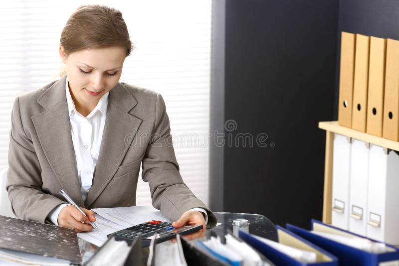 Donna del contabile o ispettore finanziario che stendere rapporto, calcolatore o controllante equilibrio Ritratto di affari Copi fotografia stock libera da diritti Donna del contabile o ispettore finanziario che stendere rapporto, calcolatore o controllante equilibrio Ritratto di affari Copi fotografia stock libera da diritti