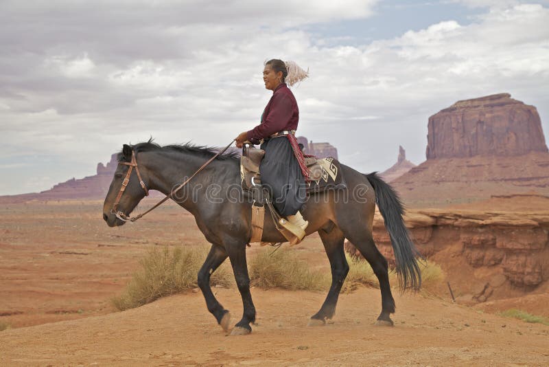Donna del Navajo alla valle del monumento immagine stock libera da diritti Donna del Navajo alla valle del monumento immagine stock libera da diritti