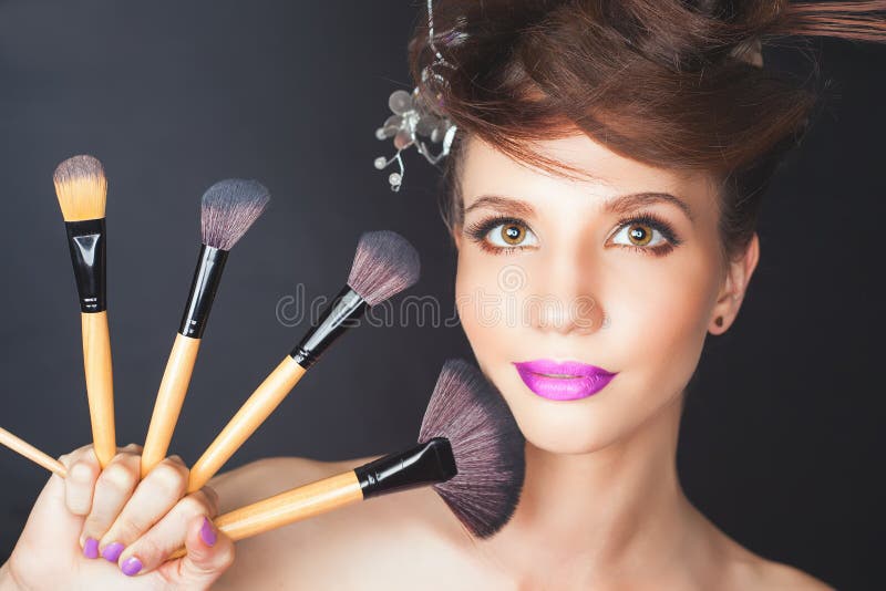 Donna del primo piano al salone di bellezza Trucco di modo, acconciatura operata immagine stock Donna del primo piano al salone di bellezza Trucco di modo, acconciatura operata immagine stock