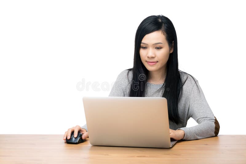 Donna dell'Asia che per mezzo del computer portatile fotografia stock libera da diritti Donna dell'Asia che per mezzo del computer portatile fotografia stock libera da diritti