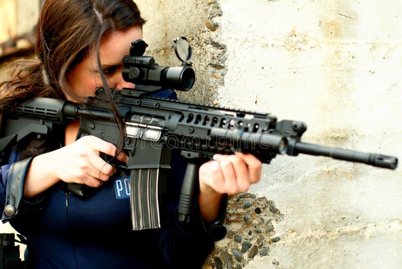 Donna della polizia con la pistola di assalto