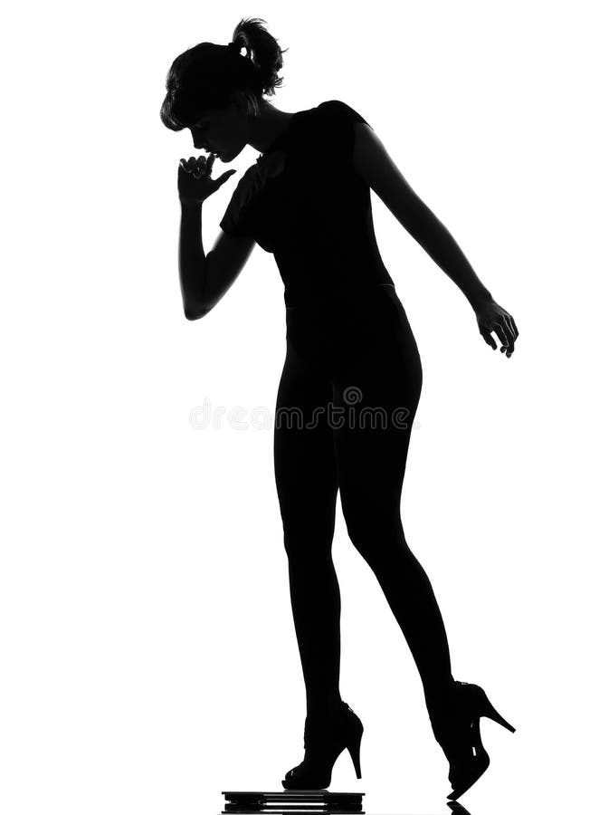 Donna della siluetta che fa un passo sulla scala personale del peso immagini stock libere da diritti Donna della siluetta che fa un passo sulla scala personale del peso immagini stock libere da diritti
