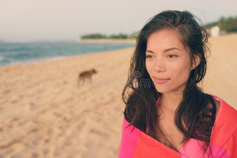 Donna della spiaggia di bagno con il ritratto di rilassamento dell'asciugamano immagini stock libere da diritti Donna della spiaggia di bagno con il ritratto di rilassamento dell'asciugamano immagini stock libere da diritti