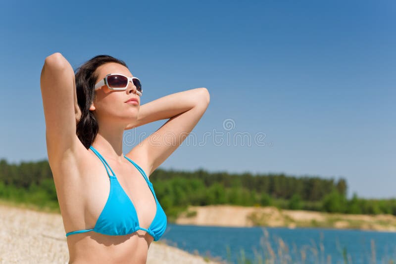 Donna della spiaggia di estate nel reggiseno blu del bikini fotografia stock Donna della spiaggia di estate nel reggiseno blu del bikini fotografia stock