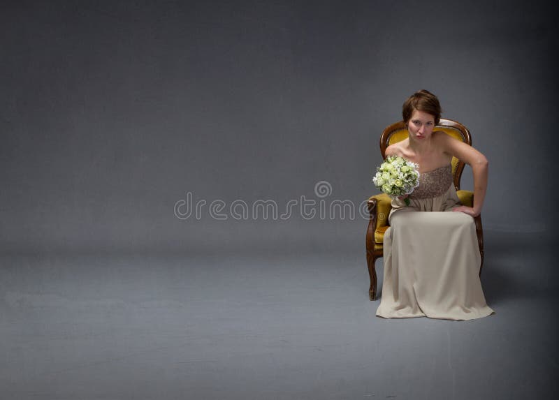 Download Donna Della Sposa Infelice Nel Modo Di Solitudine Fotografia Stock - Immagine di governi, convenzionale: 56878262