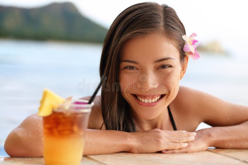 Donna delle Hawai con la bevanda di Mai Tai del hawaiano sulla spiaggia fotografia stock libera da diritti Donna delle Hawai con la bevanda di Mai Tai del hawaiano sulla spiaggia fotografia stock libera da diritti