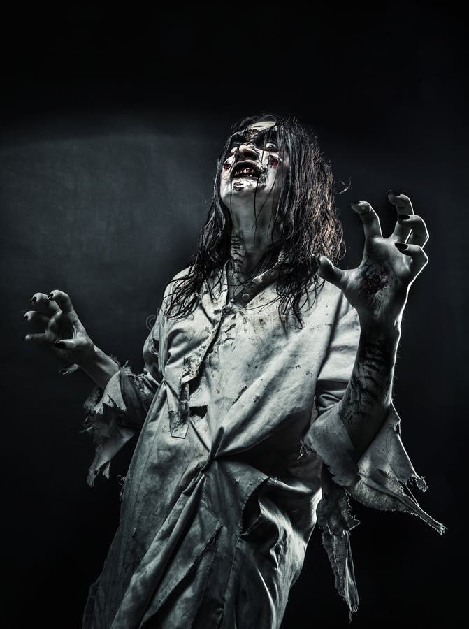 Donna dello zombie con il fronte sanguinoso immagini stock libere da diritti Donna dello zombie con il fronte sanguinoso immagini stock libere da diritti