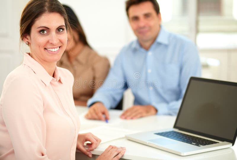 Donna di affari adulta che lavora al suo computer portatile fotografia stock libera da diritti Donna di affari adulta che lavora al suo computer portatile fotografia stock libera da diritti