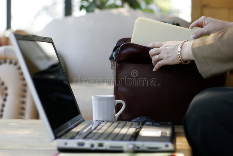 Donna di affari, archivi, cartella, computer portatile