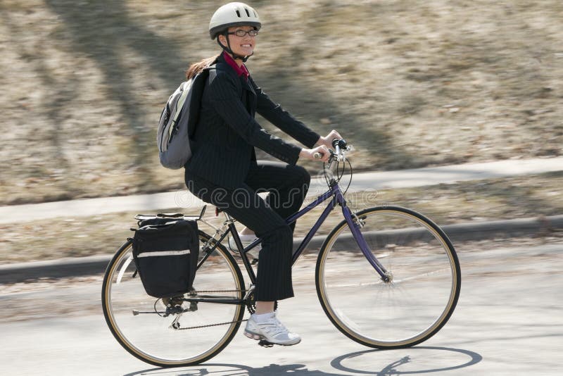 donna di affari biking da funzionare immagine stock libera da diritti donna di affari biking da funzionare immagine stock libera da diritti